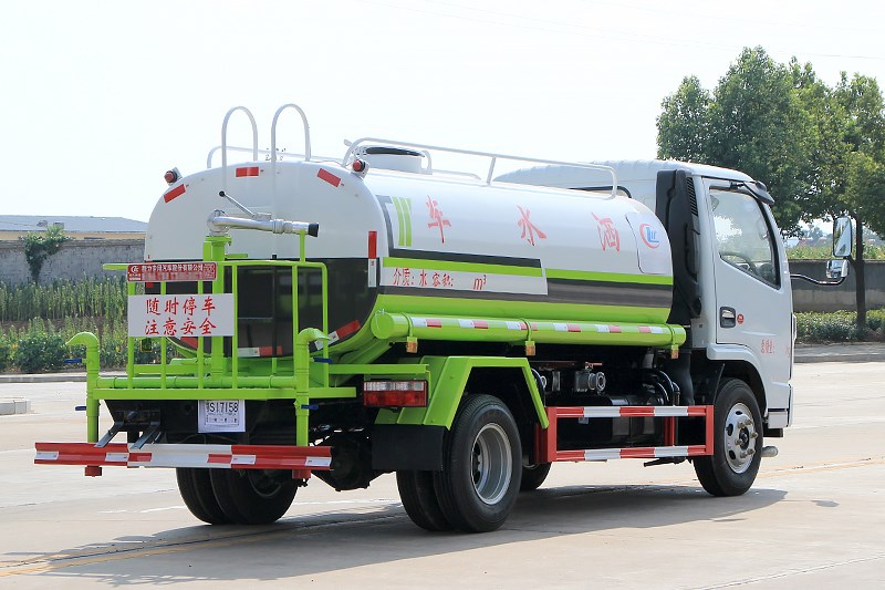 东风5吨洒水车
