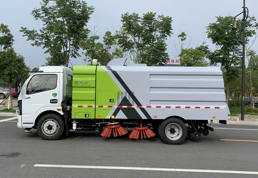 东风8吨扫路车 水2方/尘6方