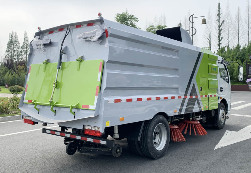 东风8吨扫路车 水2方/尘6方