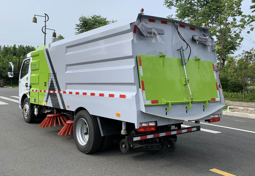 东风8吨扫路车 水2方/尘6方