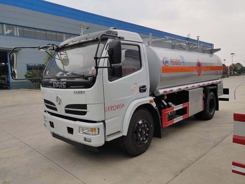 东风福瑞卡8吨油罐车