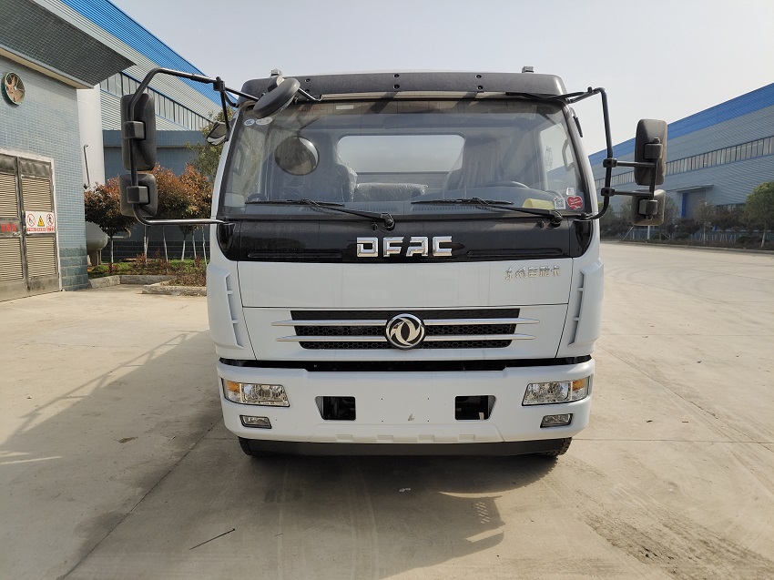 东风多利卡8吨油罐车
