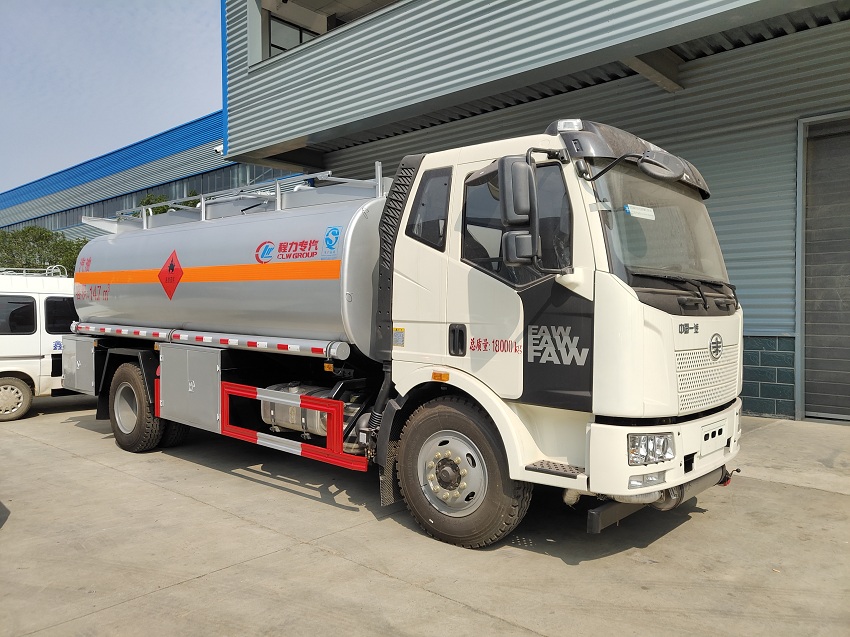 解放J6单桥14吨油罐车