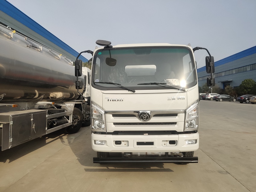  三环创客10吨油罐车