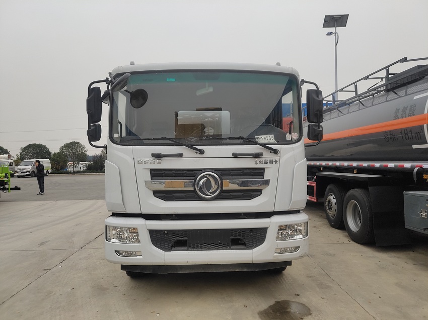 东风D9-13吨油罐车
