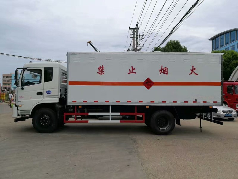 东风6米1（9吨）爆破器材车